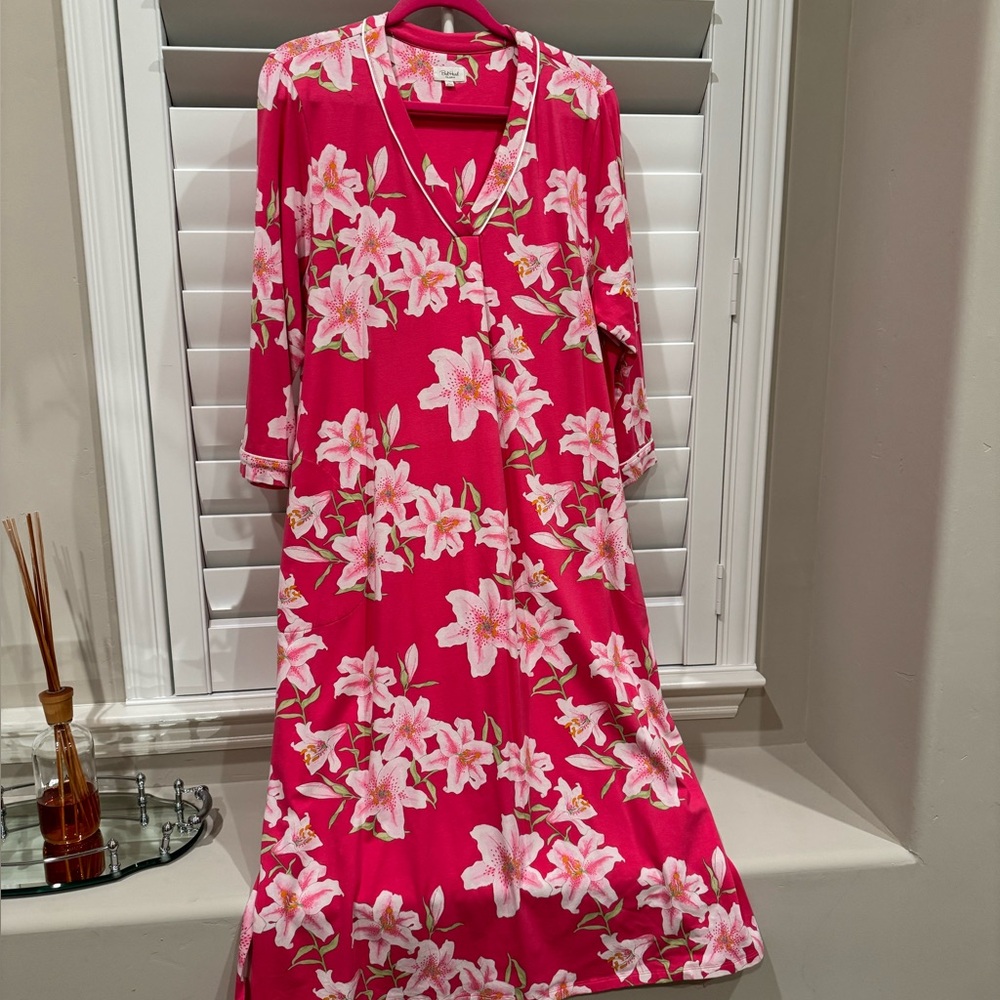BedHead three-quarter sleeve classic cotton caftan; pink with lilies - Picture 9 of 10